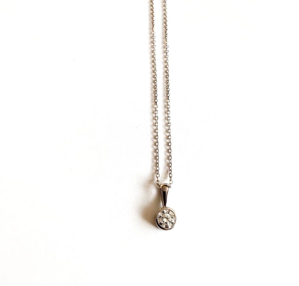 Diamond pendant necklace