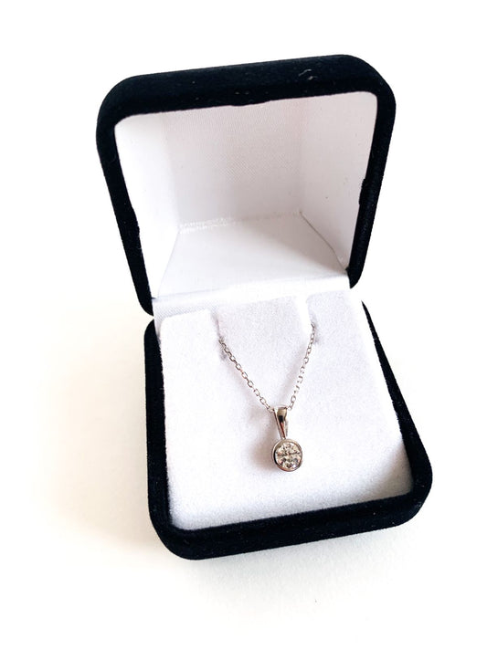 Diamond pendant necklace